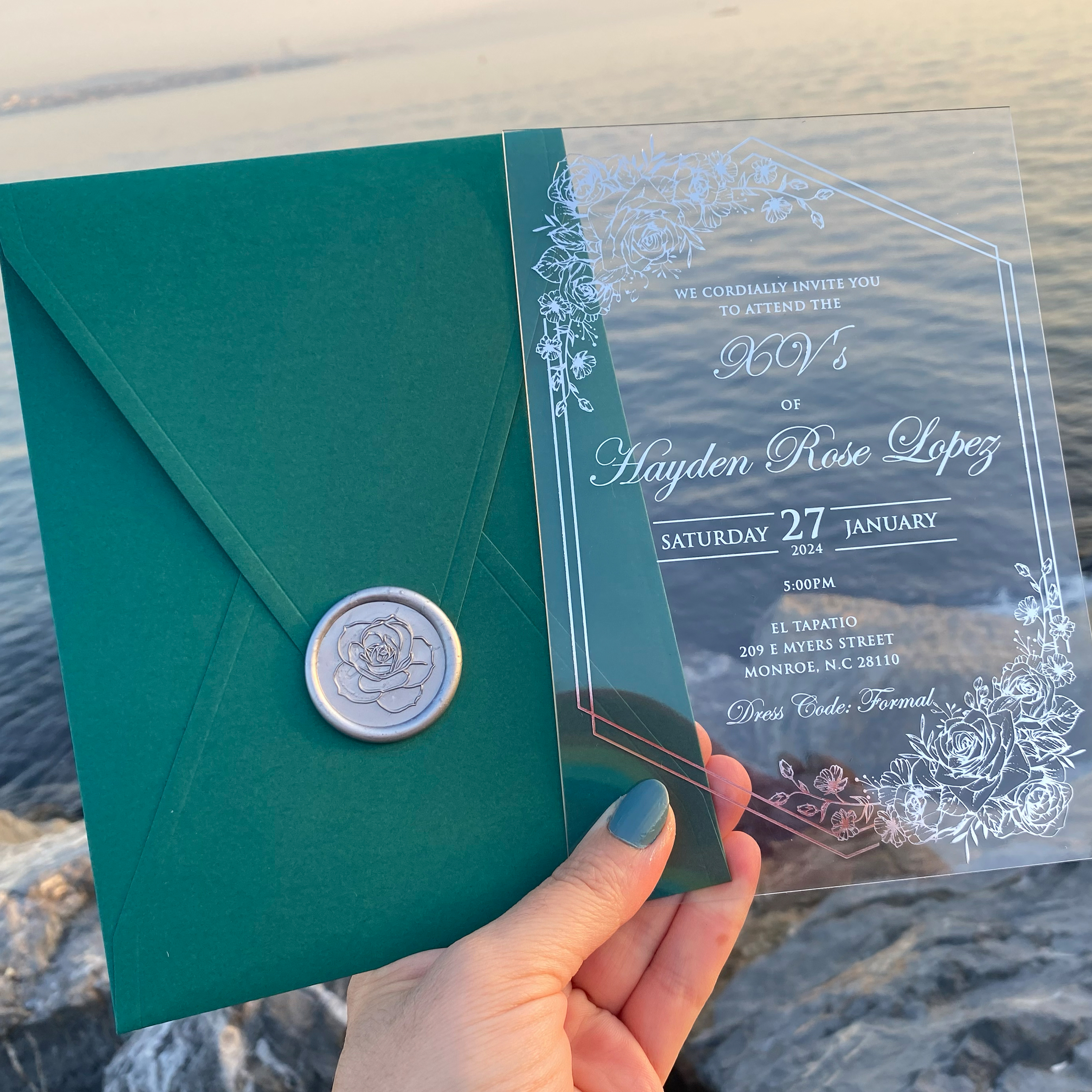 Acrylic Quinceanera invitations. Transparent acrylic invitation. Emerald green envelope. Silver foil print. Silver Wax seal